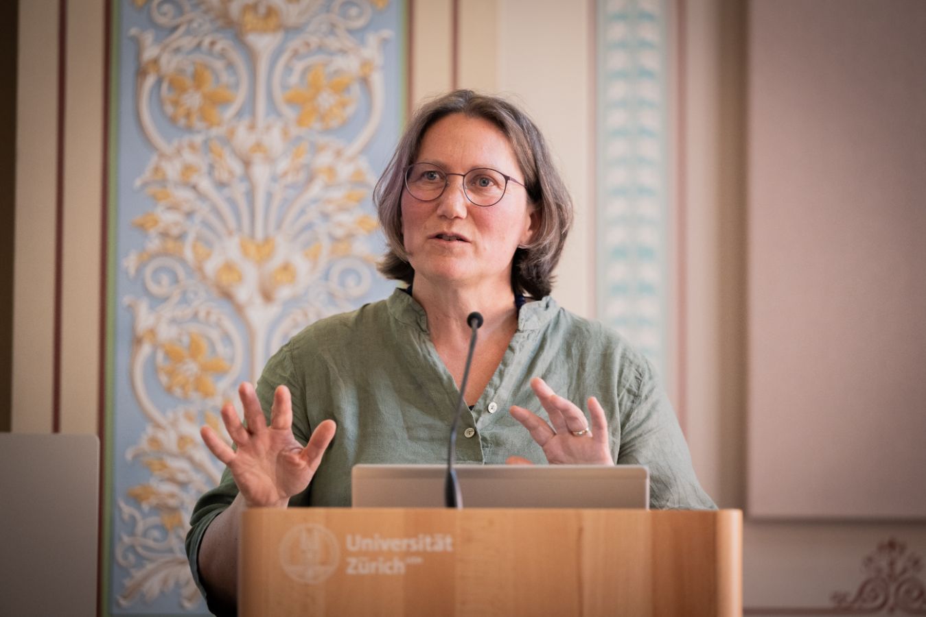 Julia Nentwich hält ihren Vortrag «Das Gleichstellungsengagement männlicher Professoren und Dozenten an Schweizer Universitäten und ETHs». Foto: Frank Brüderli